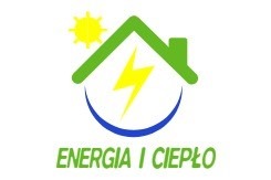 Graficzne logo firmy z Juliopola przedstawiające schematyczny dom z zielonym dachem, żółtym słońcem i niebieskim łukiem, w którego wnętrzu znajduje się żółty symbol błyskawicy. Pod domem napis...