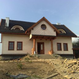 BUDOWNICTWO DREWNIANE CHATA SPÓŁKA Z OGRANICZONĄ ODPOWIEDZIALNOŚCIĄ - dom o konstrukcji szkieletowej wykończony deską elewacyjną , kryty gontem
