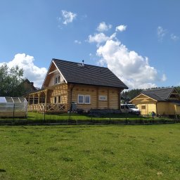 dom z bali prostokątnych oraz budynek gospodarczy  o konstrukcji szkieletowej 