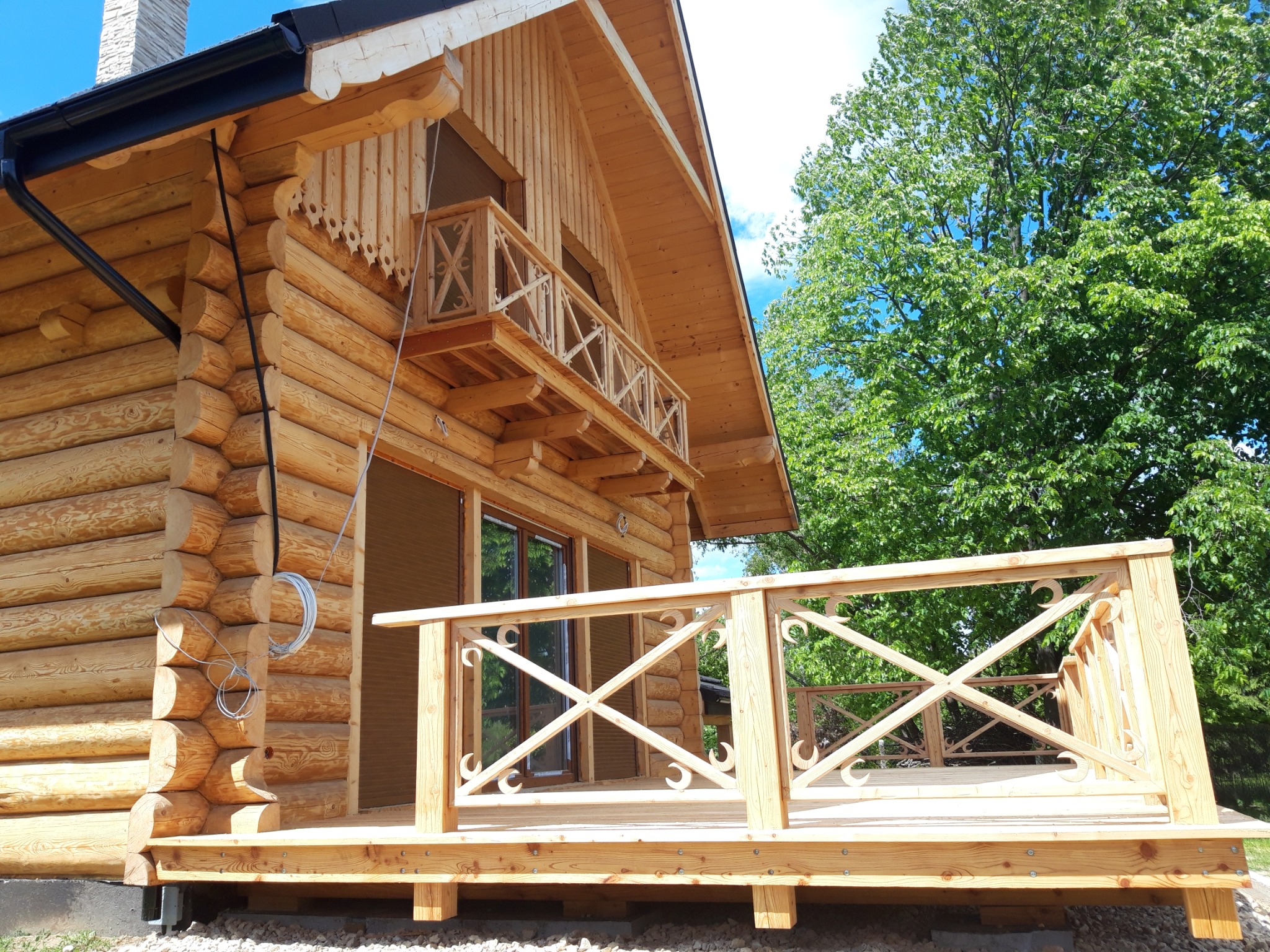 dom z pólbali naturalnych