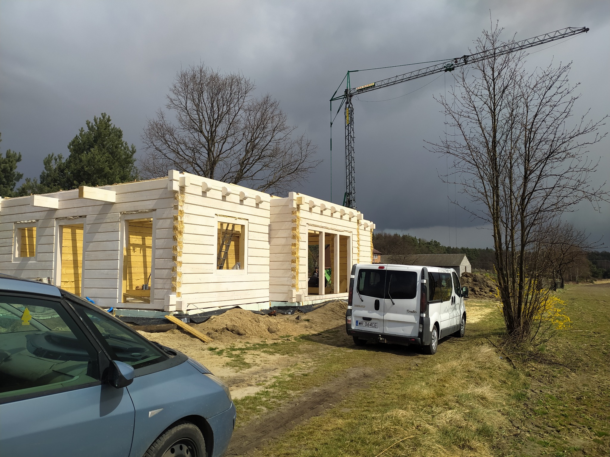 dom z bali prostokątnych - w trakcie budowy