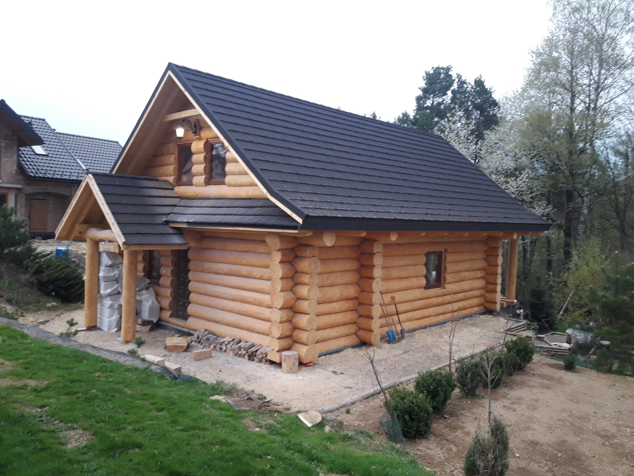 dom z pełnych bali naturalnych