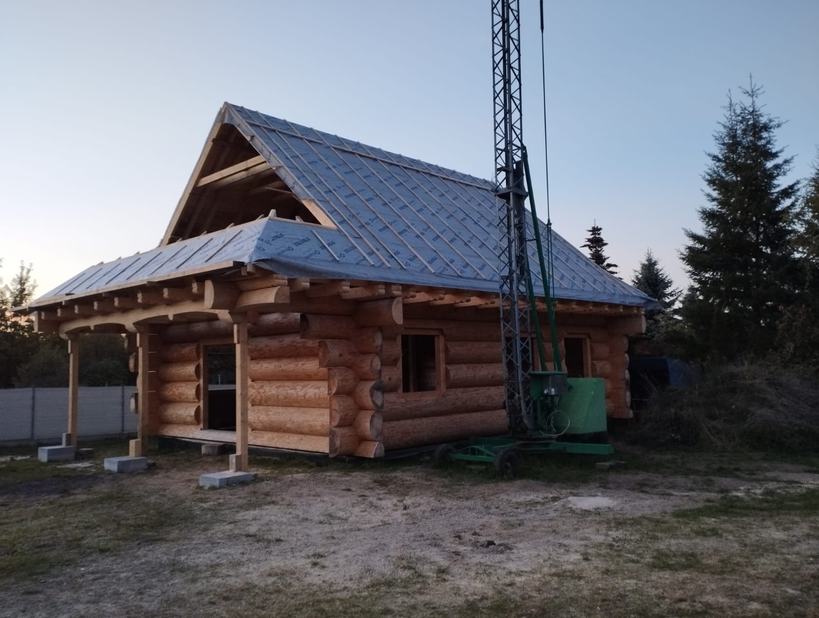 dom z półbali naturalnych w trakcie budowy