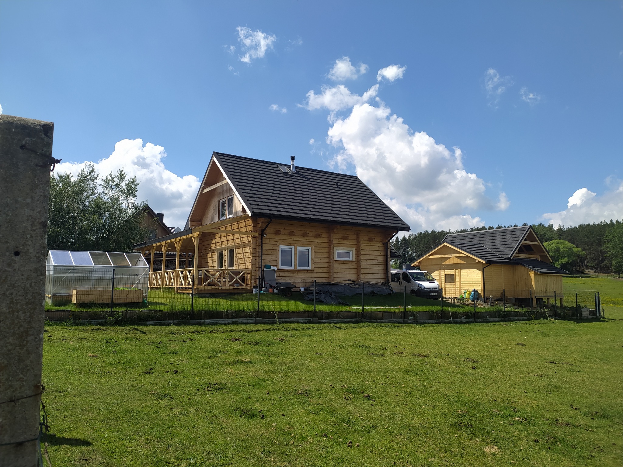 dom z bali prostokątnych oraz budynek gospodarczy o konstrukcji szkieletowej