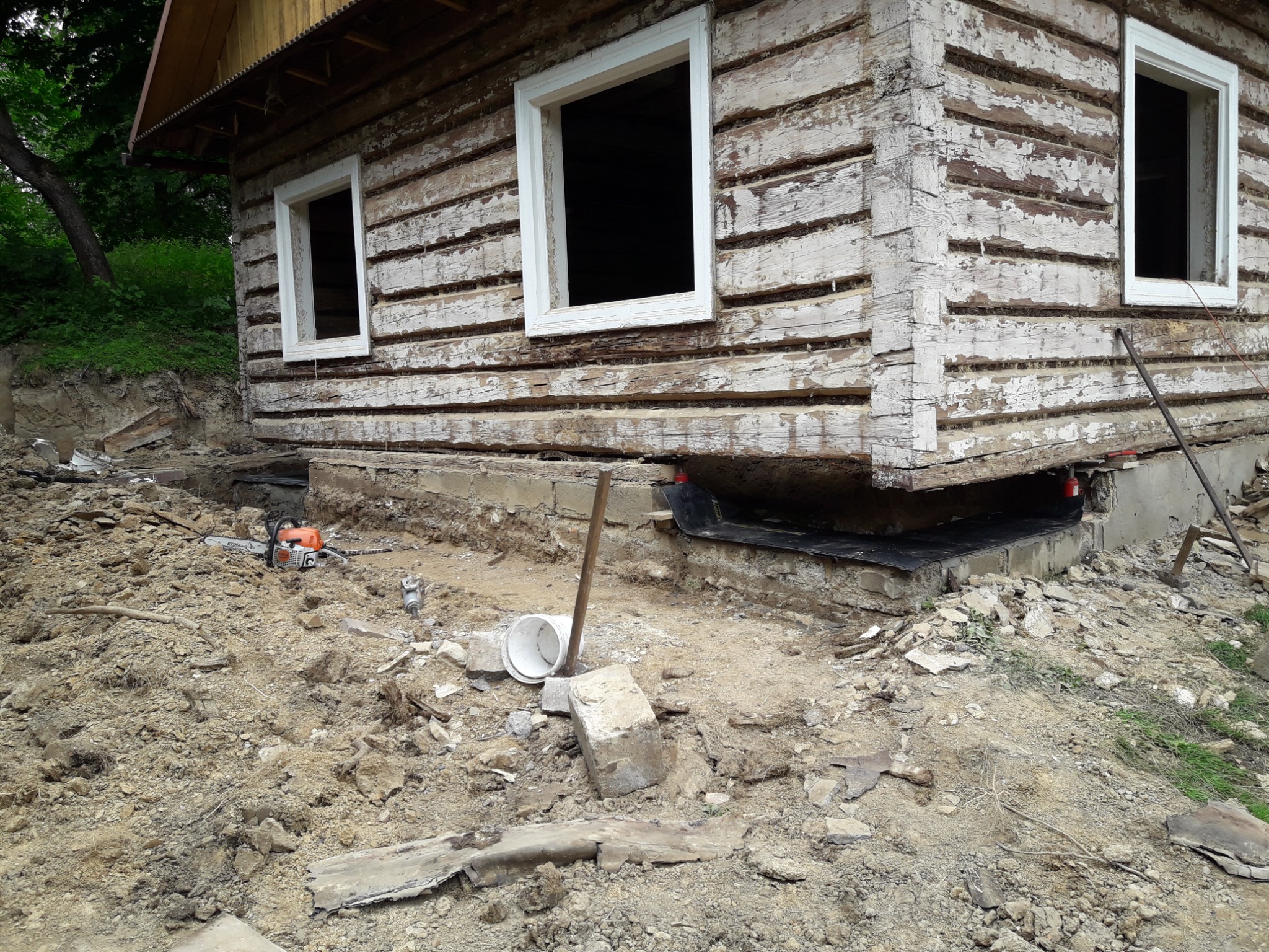 remont starego domu z bali - wymiana fundamentów i podwalin