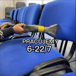 Czyste mieszkanie - Czyszczenie tapicerki krzesła biurowego z użyciem profesjonalnego sprzętu w Tarnowie, widoczna dysza czyszcząca i równe rzędy krzeseł w tle.