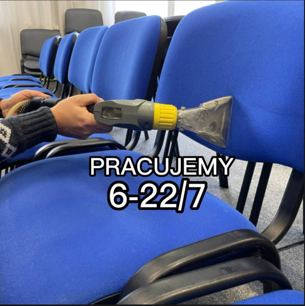 Czyszczenie tapicerki krzesła biurowego z użyciem profesjonalnego sprzętu w Tarnowie, widoczna dysza czyszcząca i równe rzędy krzeseł w tle.