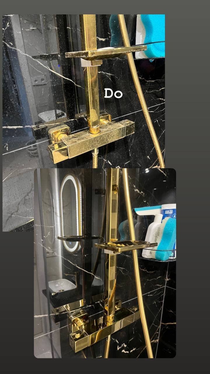 Zestawienie przed i po czyszczeniu złotej armatury prysznicowej na tle czarnej marmurowej ściany, widoczne środki czystości i gąbki.