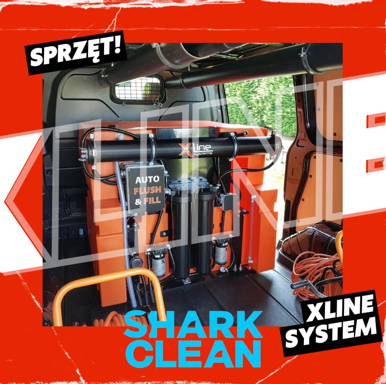 Sprzęt do mycia Xline System w bagażniku samochodu dostawczego, z widocznymi filtrami, zbiornikami i wężami, z napisem SHARK CLEAN.
