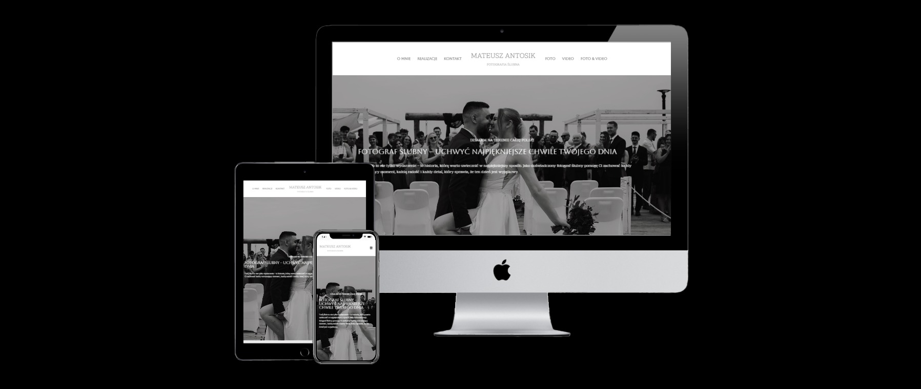 Responsywna strona internetowa fotografa ślubnego, wyświetlona na monitorze, tablecie i smartfonie, prezentująca czarno-białe zdjęcie pary młodej.