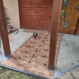 Wykonanie hydroizolacji, listew, spadku oraz ułożenie płytek na ganku 