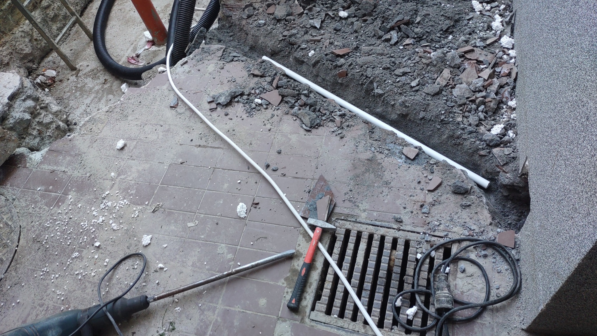 Doprowadzenie zasila do windy zewnętrznej