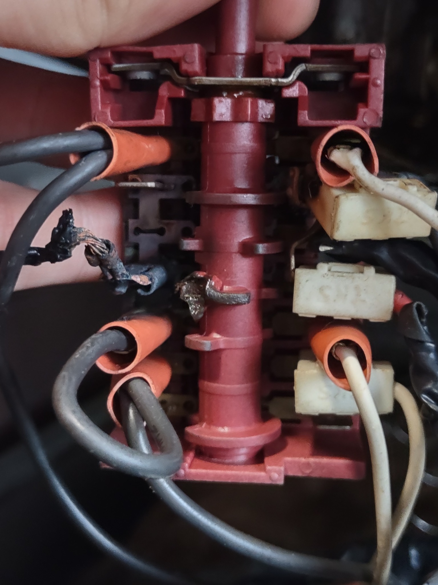 Naprawa uszkodzonego przełącznika kuchenki w lokalu gastronomicznym po innym fachowcu