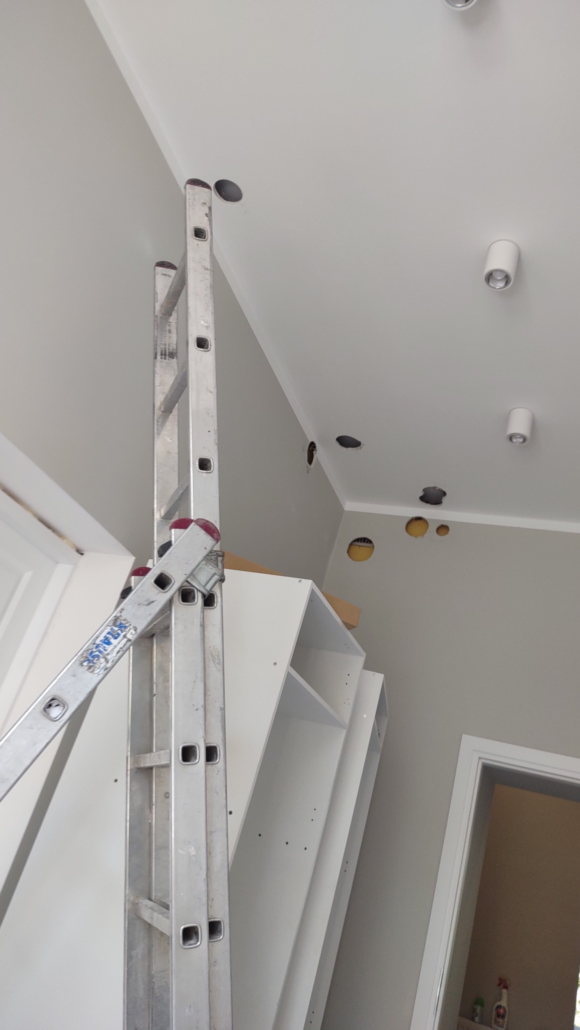 Wyprowadzenie nowych obwodów do gniazd w kuchni