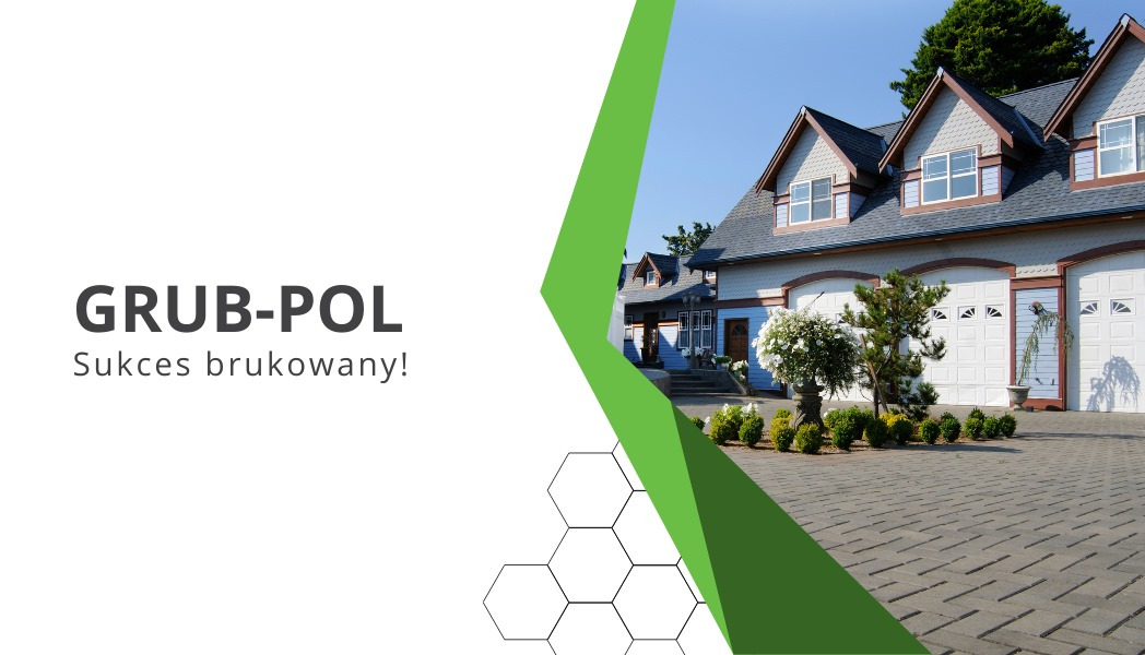 Zdjęcie zrealizowanej nawierzchni z kostki brukowej w Świerkocinie, z widocznym budynkiem mieszkalnym w tle i elementami graficznymi firmy.