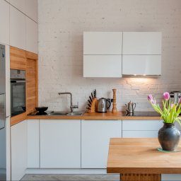 Arser Wood Polska s.c. Sławomir Brzózka, Tomasz Matosz - Meble kuchenne ze sklejki i drewna. Prywatne mieszkanie w Małopolsce. Projekt własny.