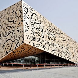 Arser Wood Polska s.c. Sławomir Brzózka, Tomasz Matosz - Pawilon Polski na Expo w Szanghaju 2010, wykonany ze sklejki z wyciętymi wzorami, widziany z zewnątrz, z widocznym napisem 'POLSKA' wkomponowanym w dekoracyjny wzór.