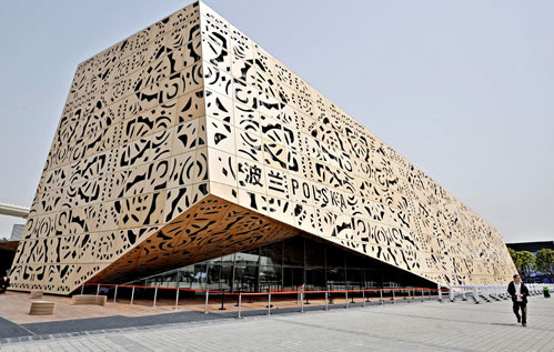 Pawilon Polski na Expo w Szanghaju 2010, wykonany ze sklejki z wyciętymi wzorami, widziany z zewnątrz, z widocznym napisem 'POLSKA' wkomponowanym w dekoracyjny wzór.