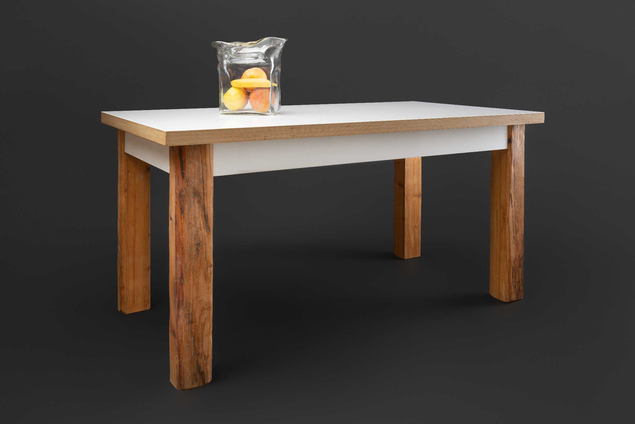 Meble ze sklejki brzozowej na wymiar do mieszkania prywatnego w Krakowie z wykorzystaniem starych belek stropowych.