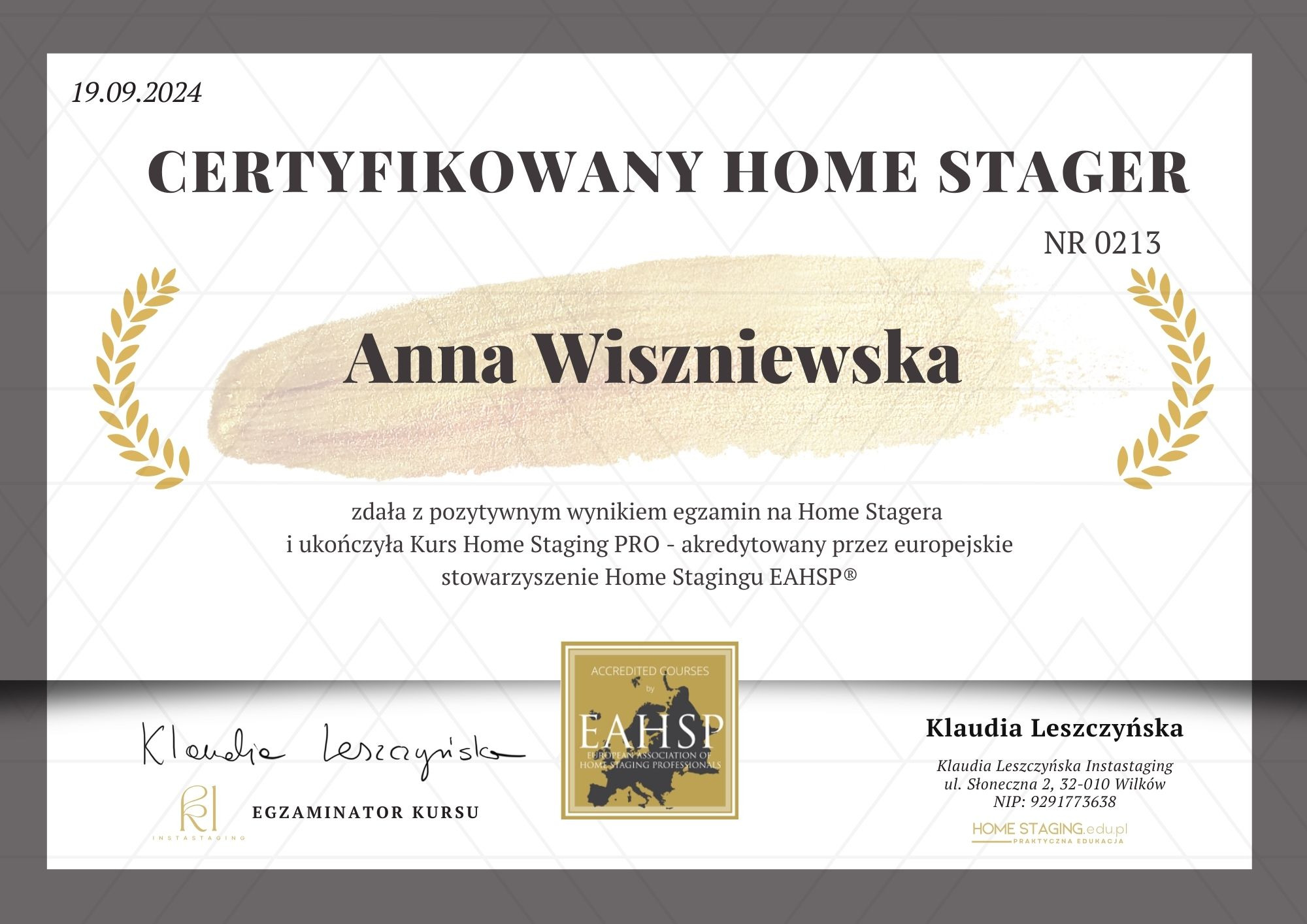 Certyfikat ukończenia kursu Home Stagera dla Anny Wiszniewskiej, wydany 19.09.2024, z podpisem egzaminatora kursu Klaudii Leszczyńskiej oraz logo EAHSP.