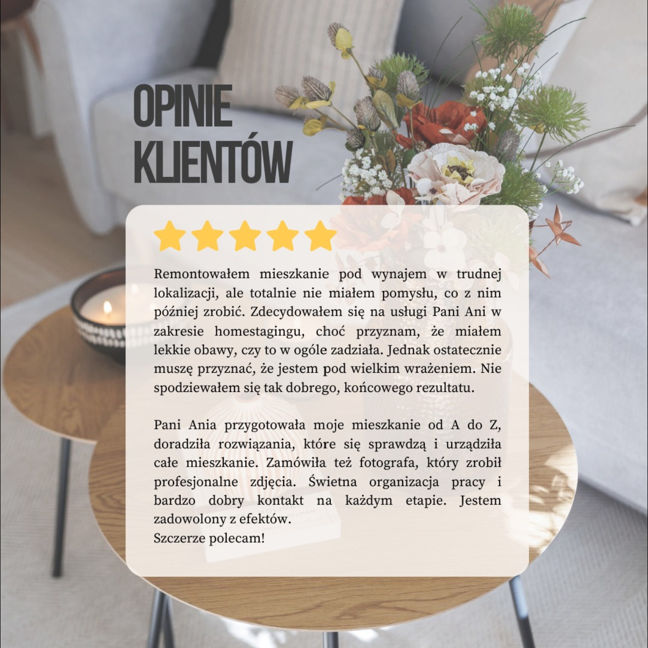 Grafika z tekstem opinii klienta o usłudze homestagingu mieszkania pod wynajem, z oceną pięciogwiazdkową, na tle aranżacji wnętrza z kwiatami i świecą.