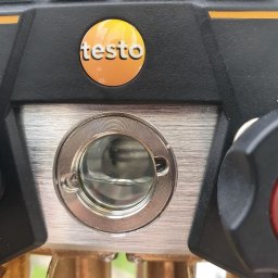 Strefa AC Sławomir Smoter - Manometr cyfrowy Testo z widocznym okienkiem pomiarowym i klawiaturą, uchwycony z bliska.