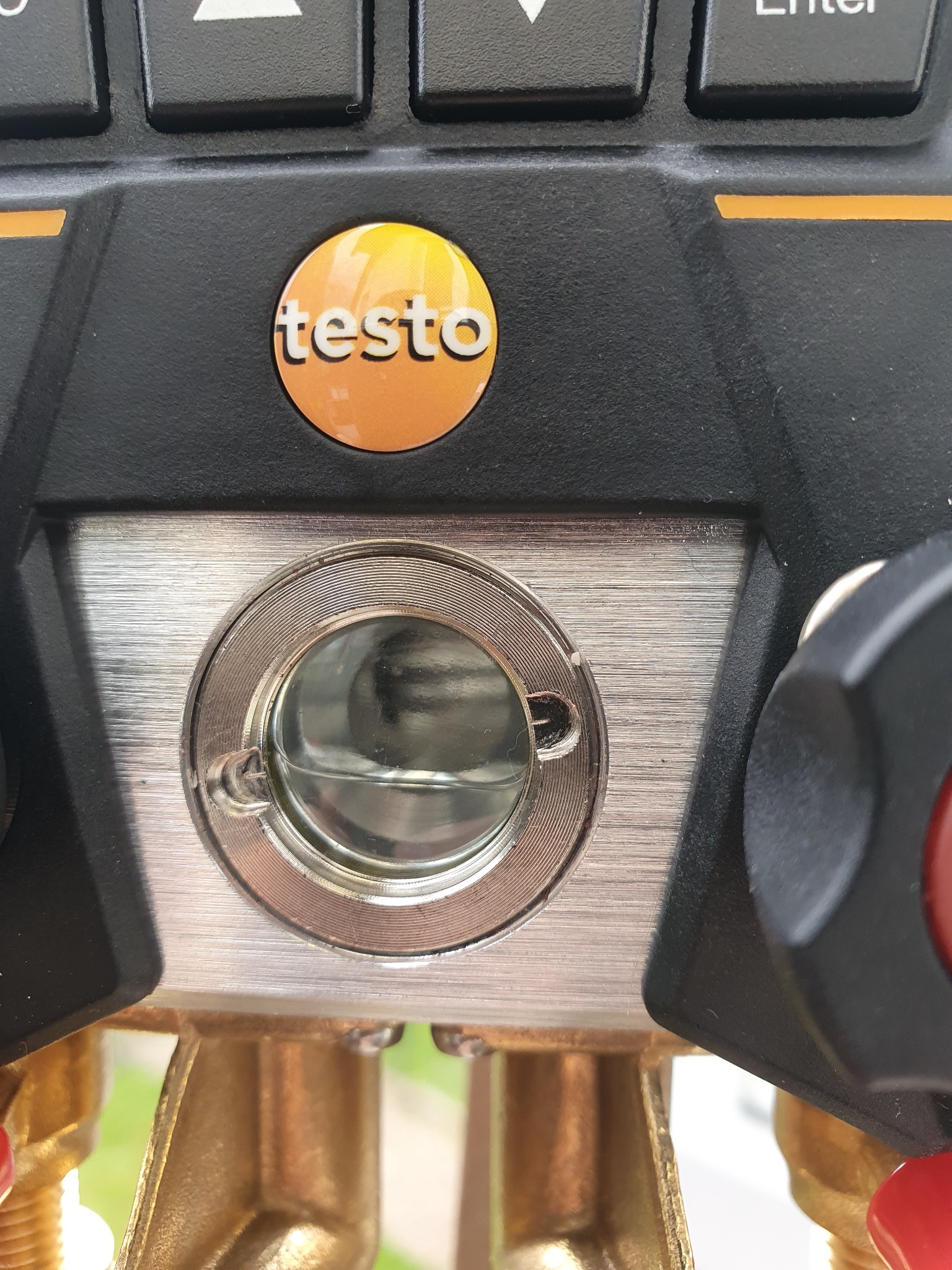 Manometr cyfrowy Testo z widocznym okienkiem pomiarowym i klawiaturą, uchwycony z bliska.