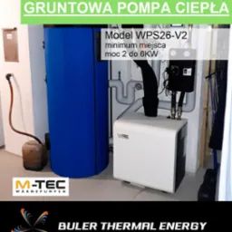 Kompaktowa gruntowa pompa ciepła M-TEC WPS26-V2 z zasobnikiem C.W.U., z czarną obudową i rurami, zajmująca małą powierzchnię w pomieszczeniu.
