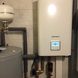 🌟 Kolejna instalacja pompy ciepła LG! 🌟
Pompa LG Split Therma V 9KW R32
Instalacja w technologii PEX
Armatura w 100% mosiądz
Zawór przełączający ESBE z napędem ARA
Separator powietrza i zanieczyszczeń FLAMCO 1''
Naczynie REFLEX
C.W.U. GALMET SGW(S