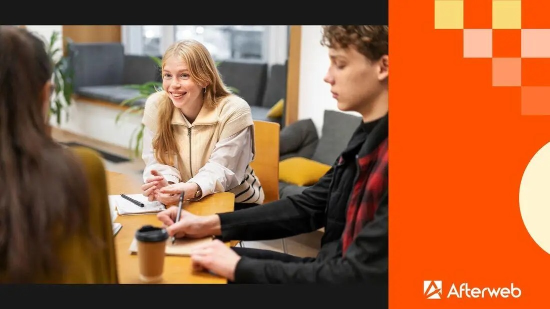 Trzy osoby przy biurku: blondwłosa kobieta uśmiecha się podczas spotkania, mężczyzna w koszuli w kratę notuje, a trzecia osoba siedzi tyłem; na stole notatniki, długopisy i kawa w papierowym kubku.