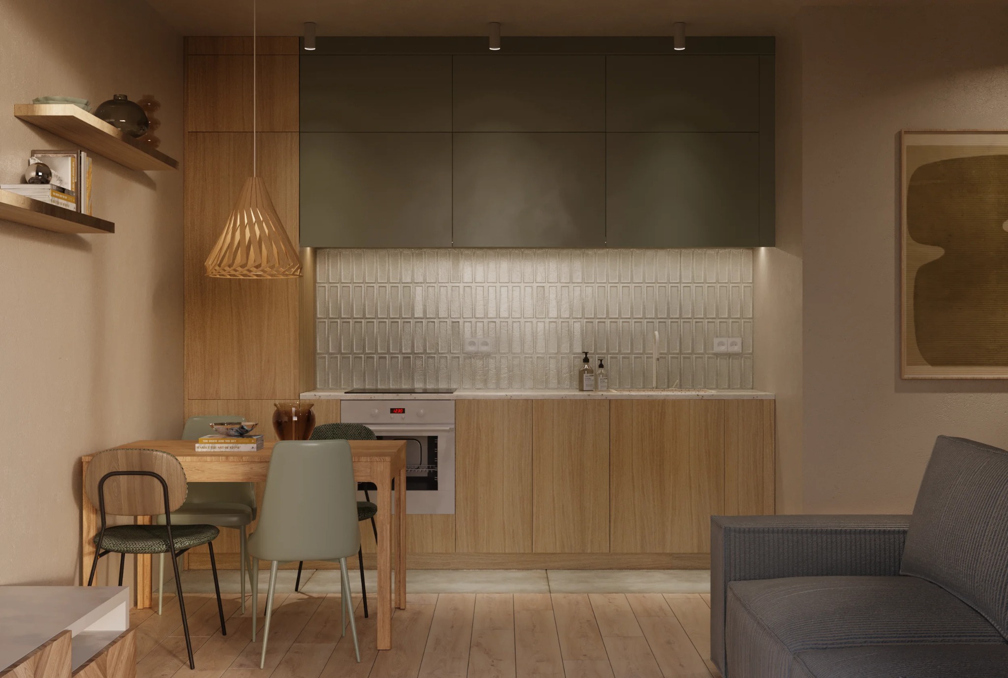 Wnętrze kuchni z drewnianymi szafkami, zielonymi szafkami wiszącymi i beżowymi płytkami na ścianie, oświetlone wiszącą lampą z drewnianych listewek, widok na stół z krzesłami i fragment sofy.