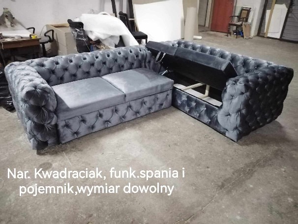 Szara, tapicerowana sofa narożna z funkcją spania i pojemnikiem, widoczny otwarty schowek pod siedziskiem, styl chesterfield.