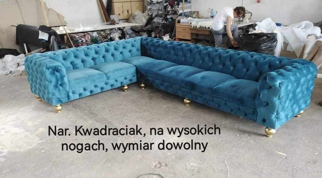 Narożnik Chesterfield w odcieniach niebieskiego, z charakterystycznym pikowaniem i złotymi nóżkami, widoczny w warsztacie tapicerskim podczas pracy nad wykończeniem.