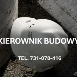 Biały kask budowlany z napisem 'Langara Construction' leżący na szarym, betonowym podłożu, obok betonowego słupa, z nałożonym tekstem 'KIEROWNIK BUDOWY' i numerem telefonu.