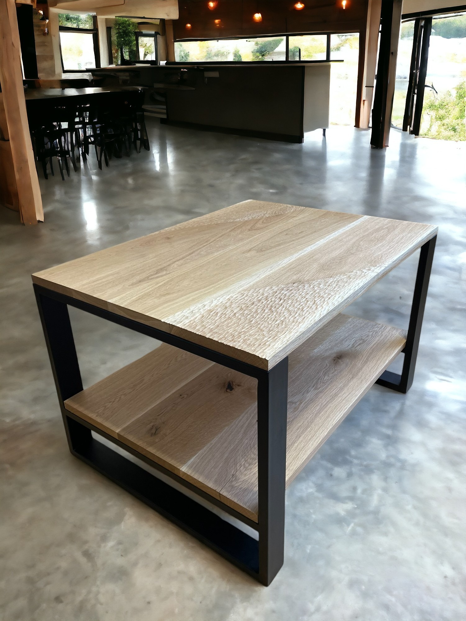 Nowoczesny stolik kawowy z jasnego drewna z czarną metalową ramą, umieszczony w przestronnym, minimalistycznym wnętrzu z betonową podłogą.