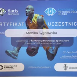 Certyfikat uczestnictwa w Konferencji Psychologia Sportu Jutro, z sylwetką koszykarza w tle i logotypami organizatorów.
