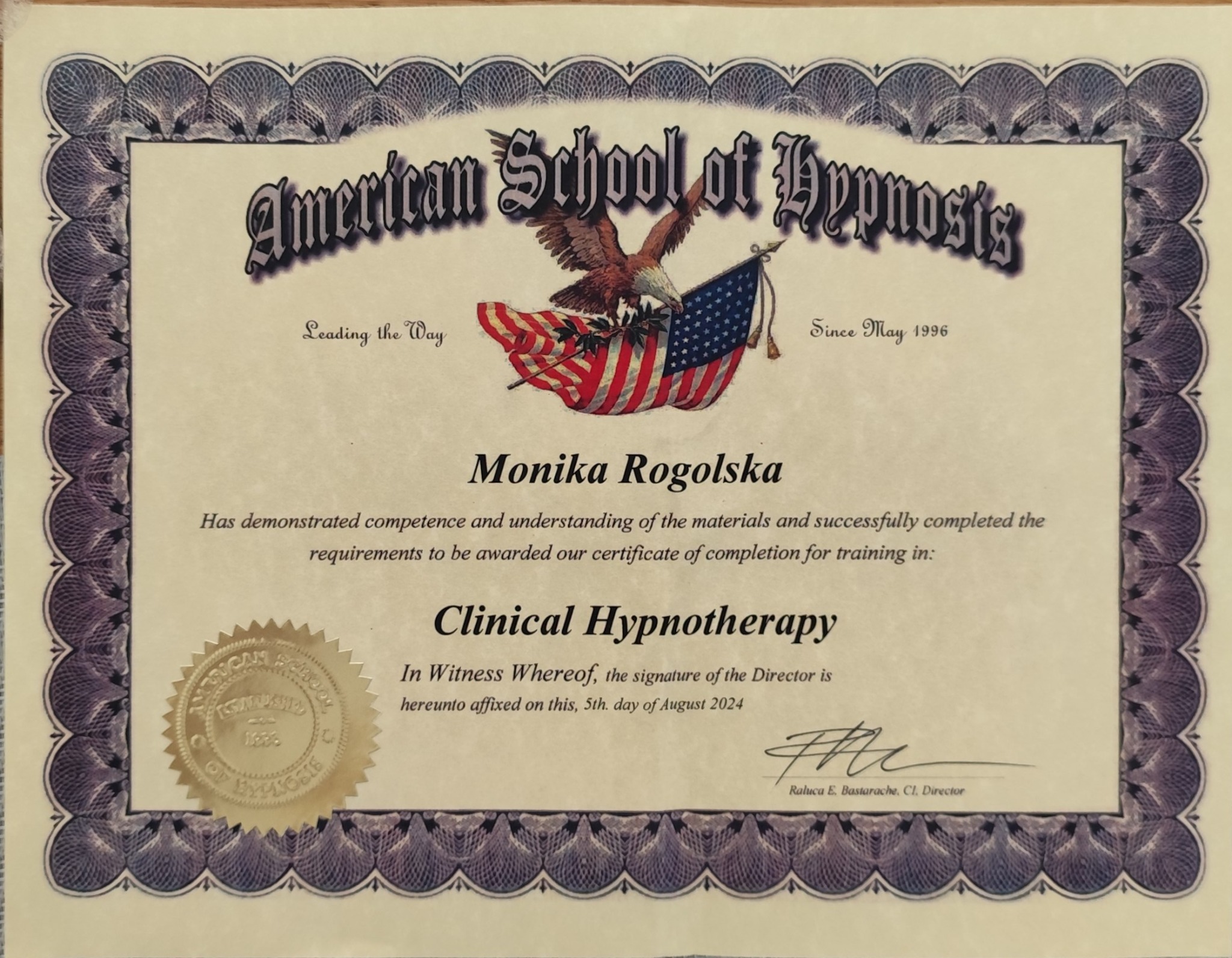 Certyfikat ukończenia szkolenia z hipnoterapii klinicznej, wydany przez American School of Hypnosis, z imieniem i nazwiskiem Monika Rogolska oraz datą 5 sierpnia 2024.
