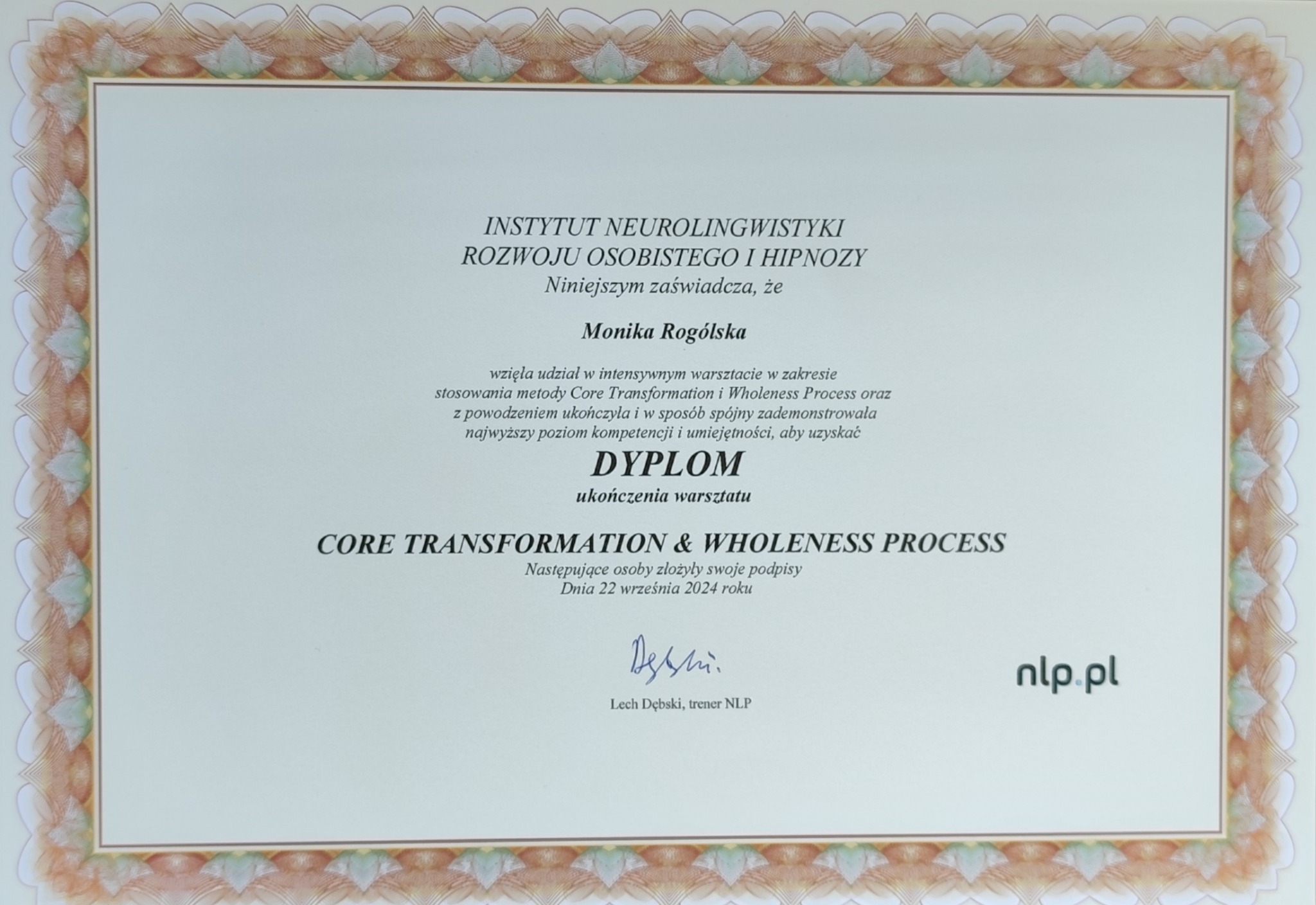 Dyplom ukończenia warsztatu Core Transformation & Wholeness Process, wydany przez Instytut Neurolingwistyki Rozwoju Osobistego i Hipnozy dla Moniki Rogólskiej, podpisany przez trenera NLP Lecha...