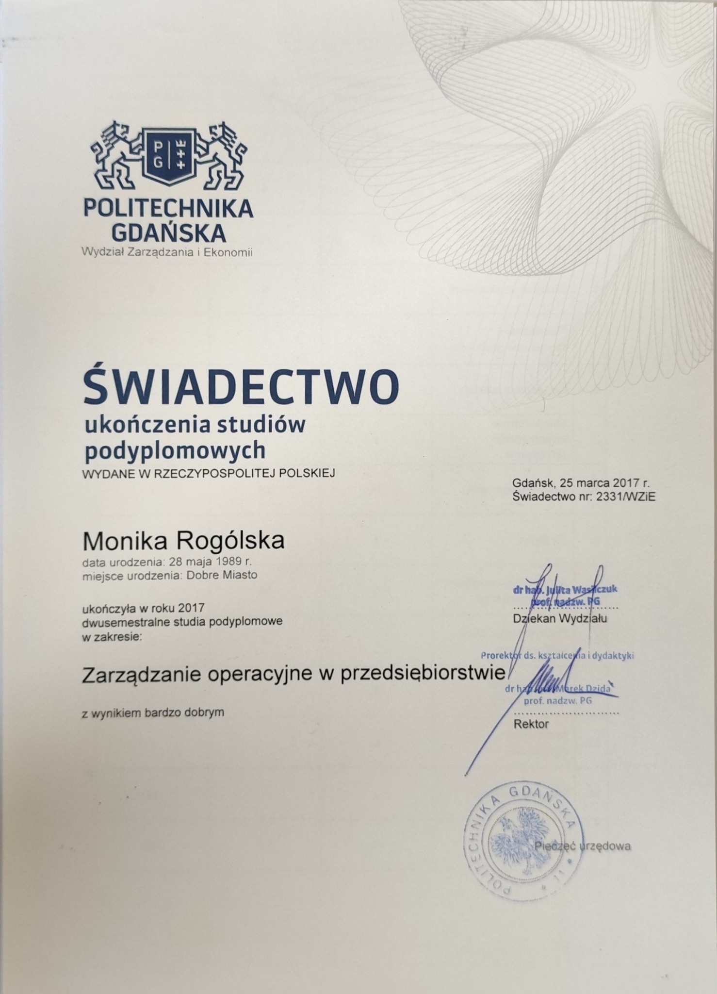 Skan świadectwa ukończenia studiów podyplomowych na Politechnice Gdańskiej, wydanego Monice Rogólskiej w 2017 roku, z pieczęcią urzędową i podpisami Dziekana Wydziału oraz Rektora.