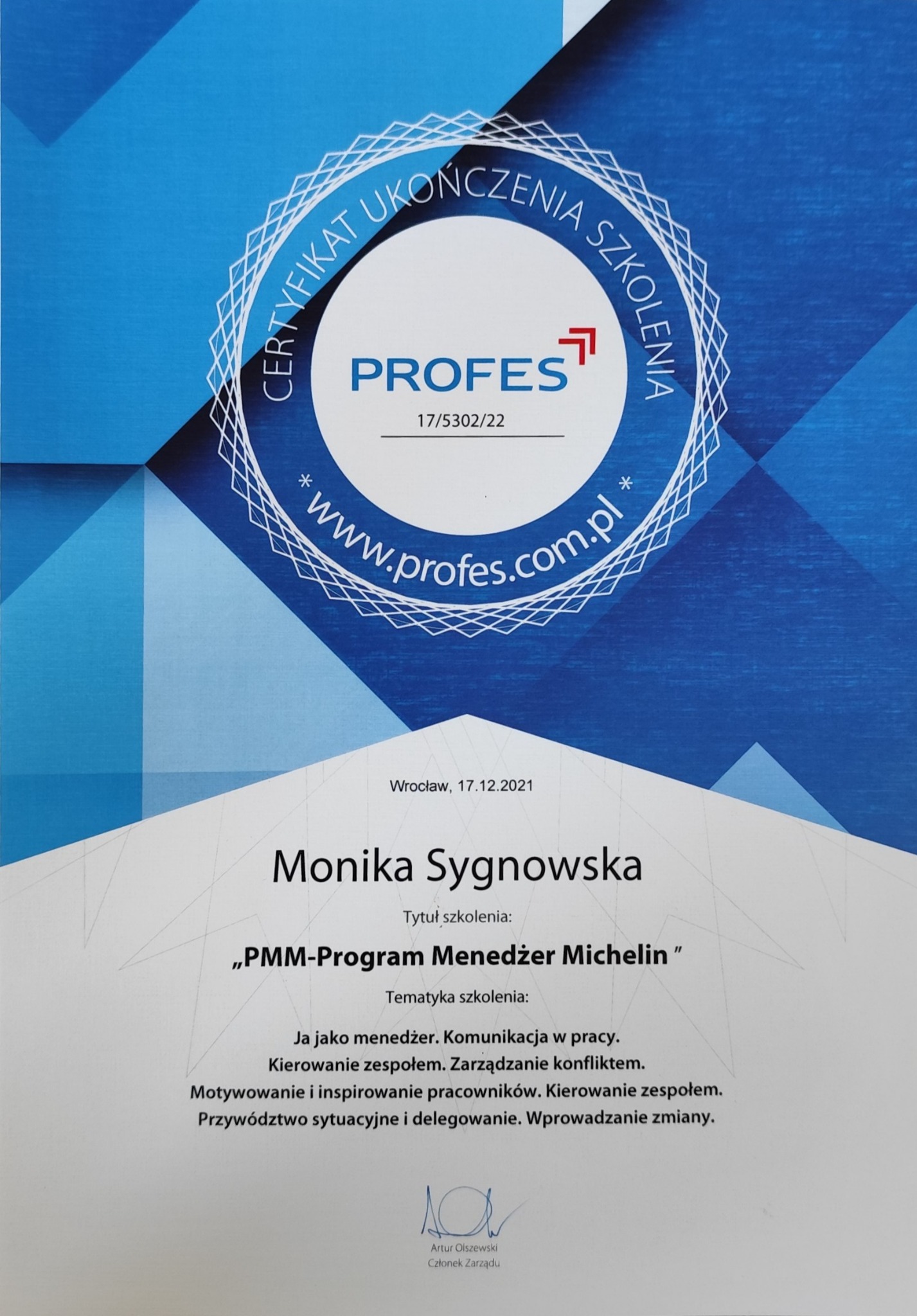 Certyfikat ukończenia szkolenia 'PMM-Program Menedżer Michelin' dla Moniki Sygnowskiej, wydany przez firmę Profes w Wrocławiu, 17.12.2021. Dokument z niebieskim tłem i białymi elementami graficznymi.