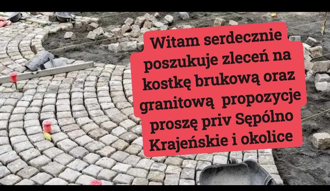 Układanie kostki brukowej w łukowaty wzór, w tle rozsypane kostki i narzędzia, częściowo zasłonięte czerwoną planszą z tekstem reklamowym.