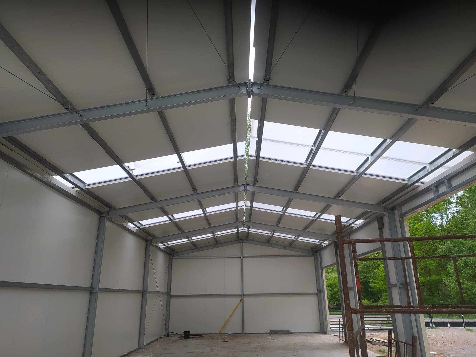 Realizacja hali stalowej ocieplonej o wymiarach 8m szerokości x 24m długości x 5m wysokości w ścianie bocznej