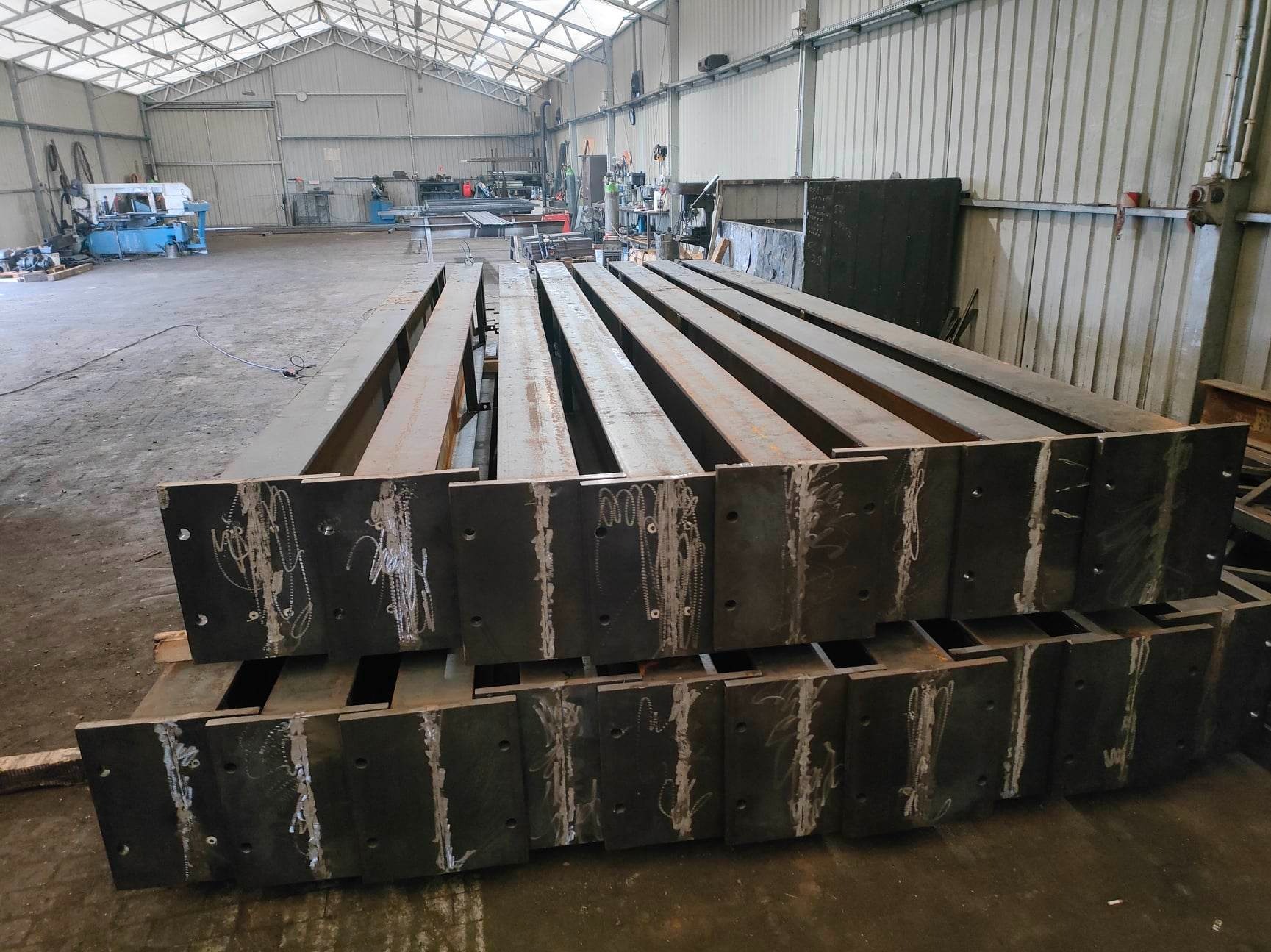 Słupy konstrukcyjne hali z dwuteownika IPE