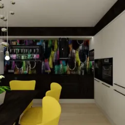 Nowoczesna kuchnia z ciemnym drewnem, kolorowym motywem piór na ścianie, żółtymi krzesłami i dekoracyjną lampą wiszącą nad stołem. W tle widoczny duży zegar ścienny.