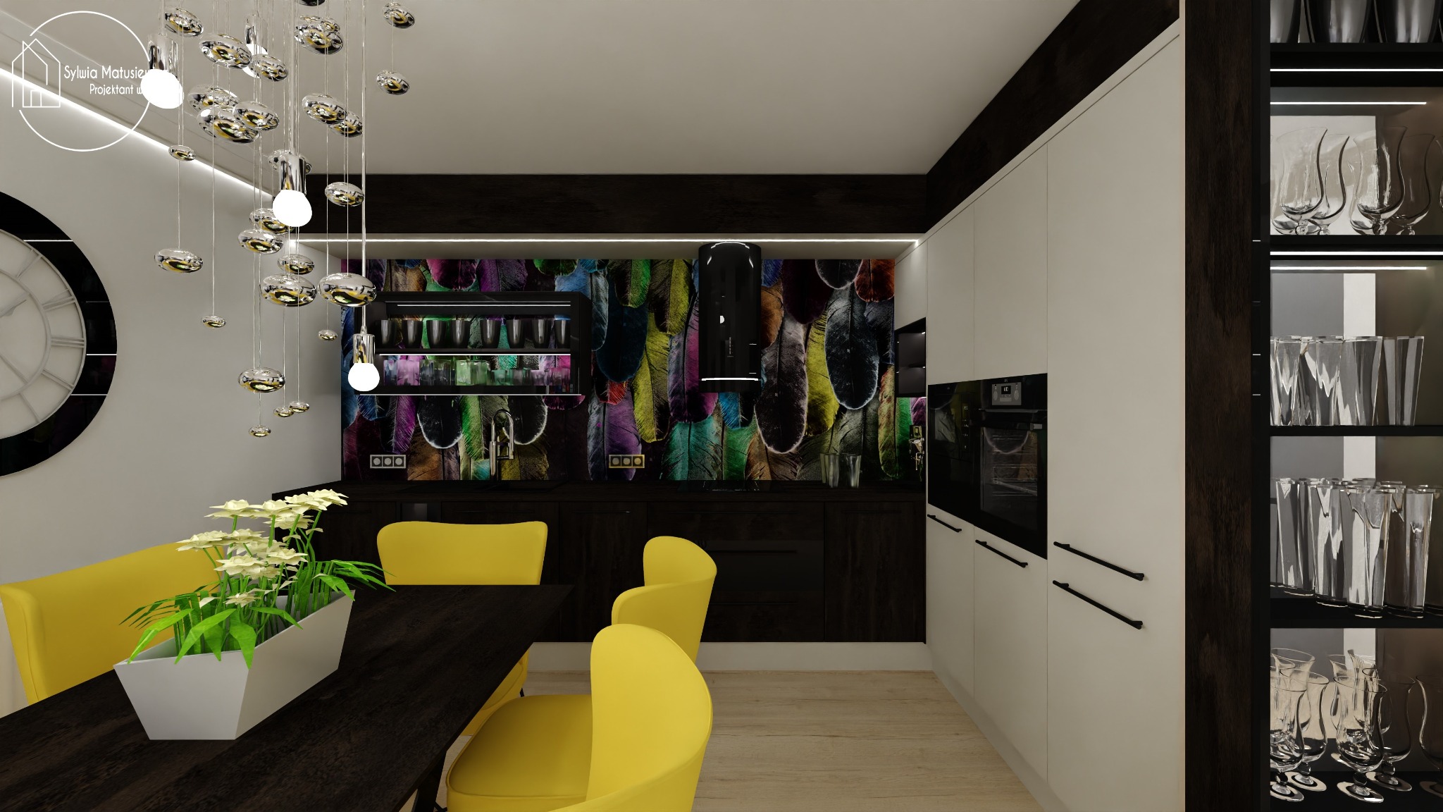 Nowoczesna kuchnia z ciemnym drewnem, kolorowym motywem piór na ścianie, żółtymi krzesłami i dekoracyjną lampą wiszącą nad stołem. W tle widoczny duży zegar ścienny.