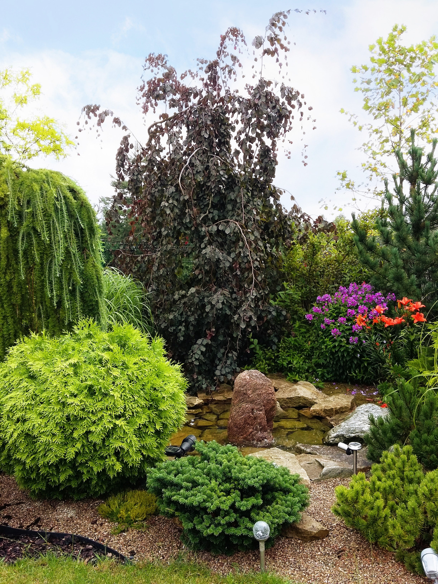 Kamień fontanna w ogrodzie