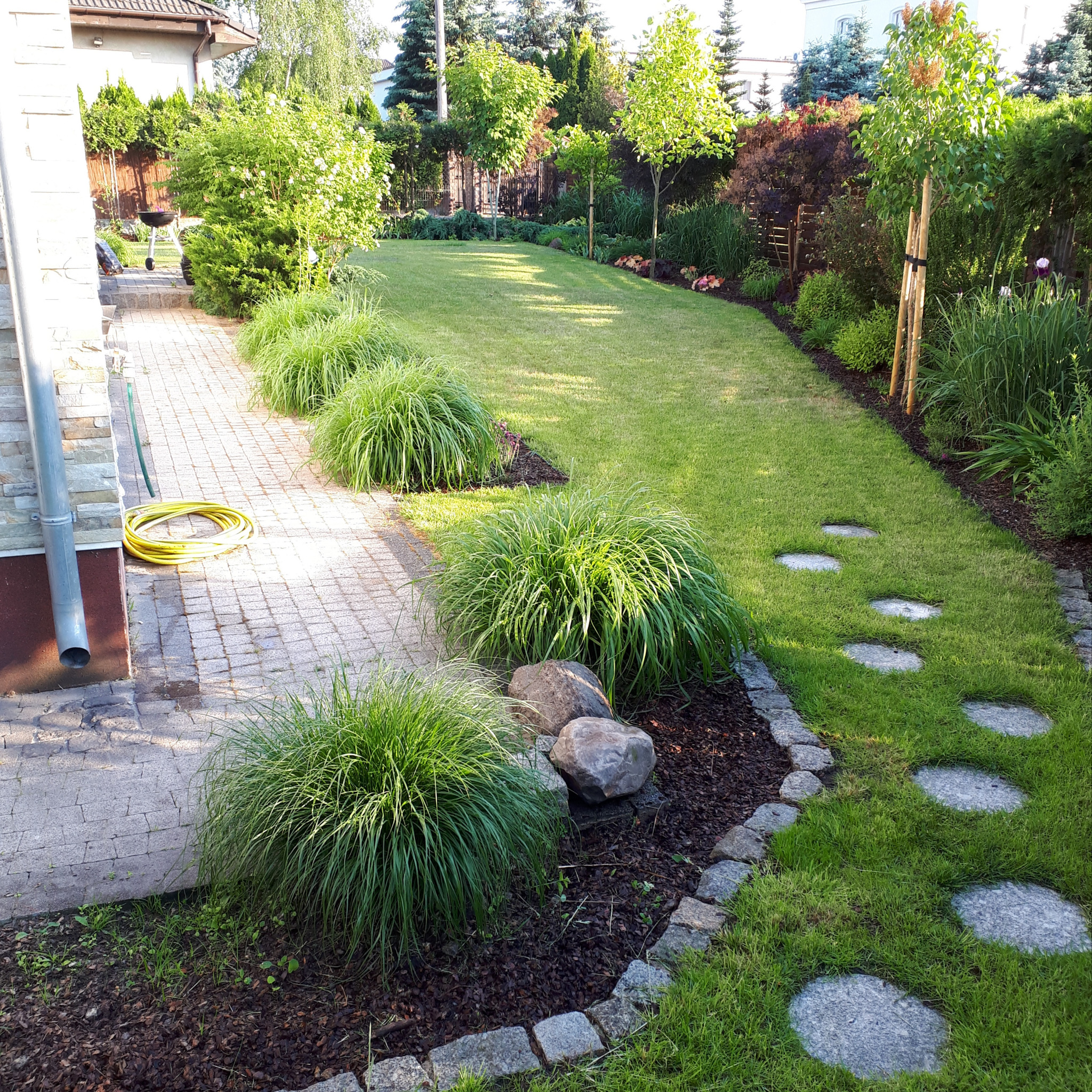 Płyty granitowe w trawniku