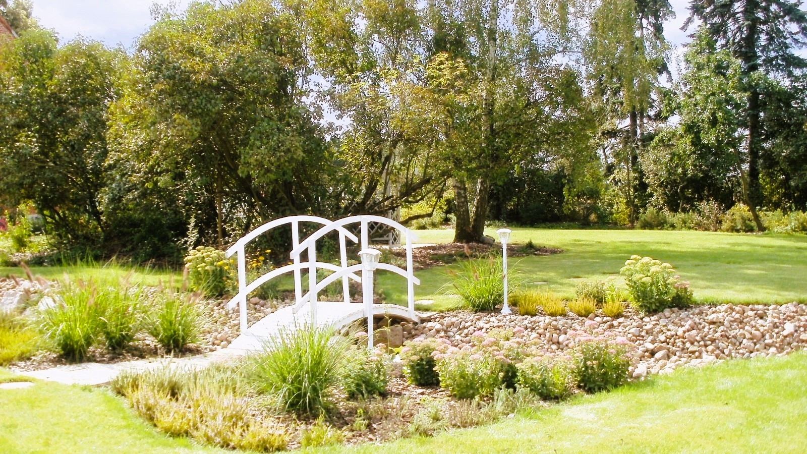 Biały mostek w ogrodzie