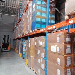 Magazynowanie towarów, zarówno krótko- jak i długoterminowe wraz z kompletacją, pakowaniem oraz etykietowaniem 