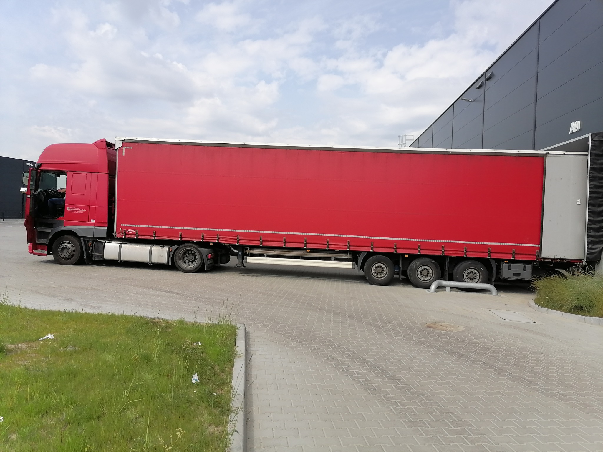 Transport krajowy i międzynarodowy, obejmujący zarówno pełne, jak i częściowe ładunki.